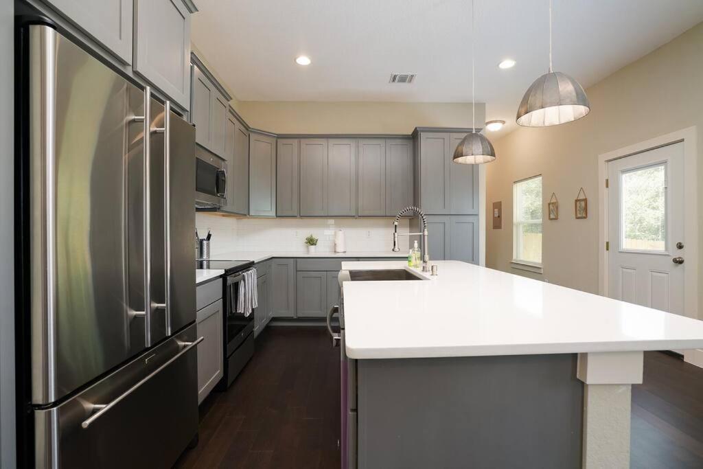 Spacious, Sleeps 6, St Phillips, King Bed San Antonio Exterior photo