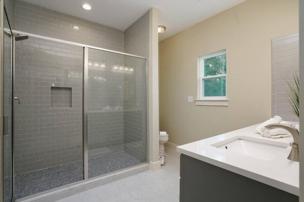 Spacious, Sleeps 6, St Phillips, King Bed San Antonio Exterior photo