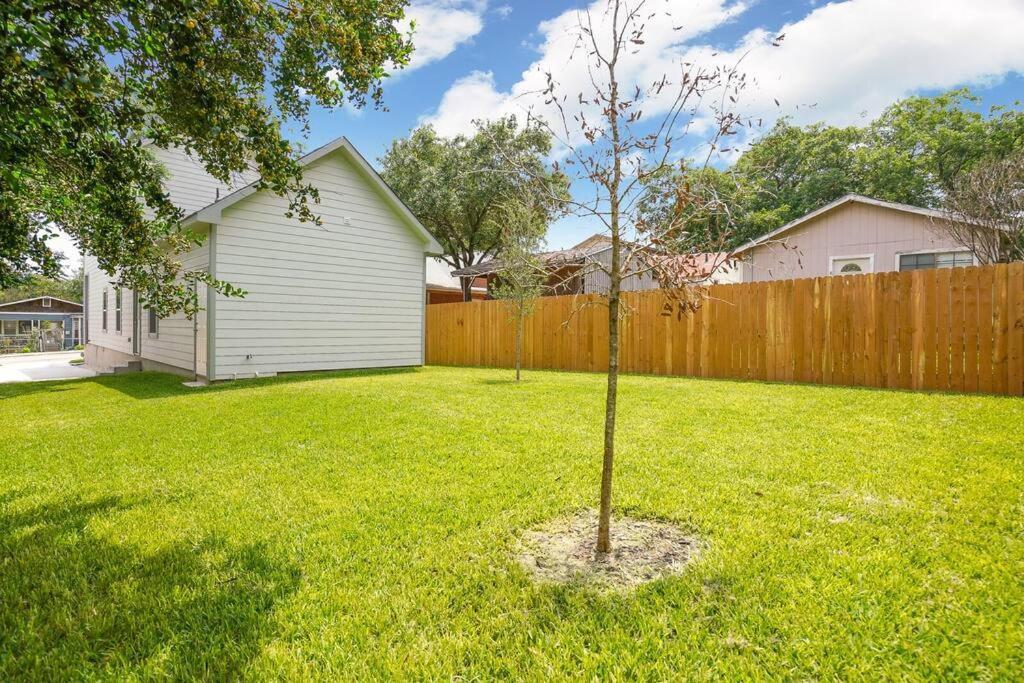 Spacious, Sleeps 6, St Phillips, King Bed San Antonio Exterior photo