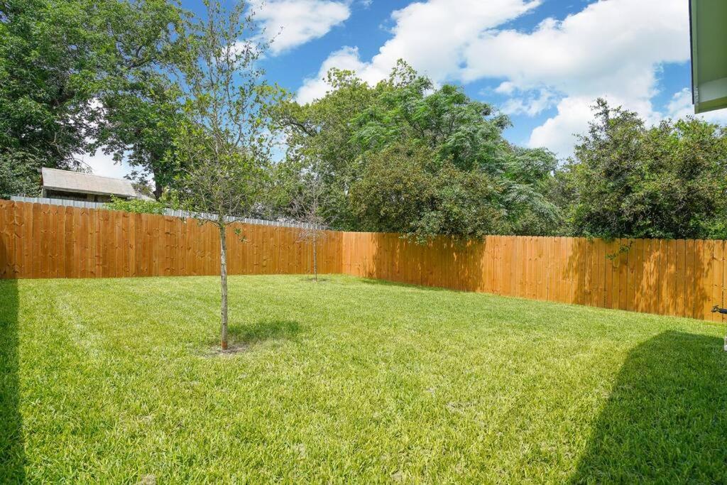 Spacious, Sleeps 6, St Phillips, King Bed San Antonio Exterior photo